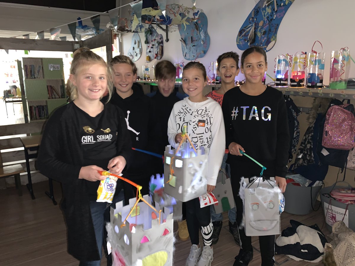 devlieberg's tweet photo. Sint Maarten anno 2020. Met je lampion een rondje door een donkere school! Zingen, andere lampionnen bekijken en wat lekkers krijgen! https://t.co/hksG9w3Di5