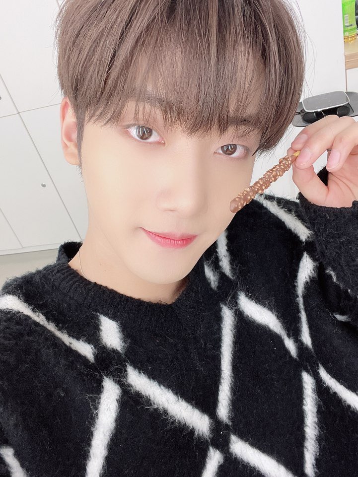 MYst_member's tweet photo. [#민호]  이거 맛있는데 줄까??

#MYst #마이스트 #Minho 
#빼빼로 #줄까? https://t.co/U48o1xsF5S
