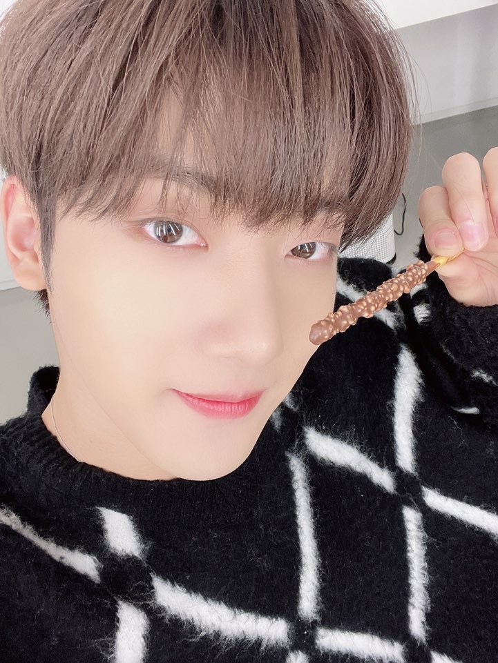 MYst_member's tweet photo. [#민호]  이거 맛있는데 줄까??

#MYst #마이스트 #Minho 
#빼빼로 #줄까? https://t.co/U48o1xsF5S