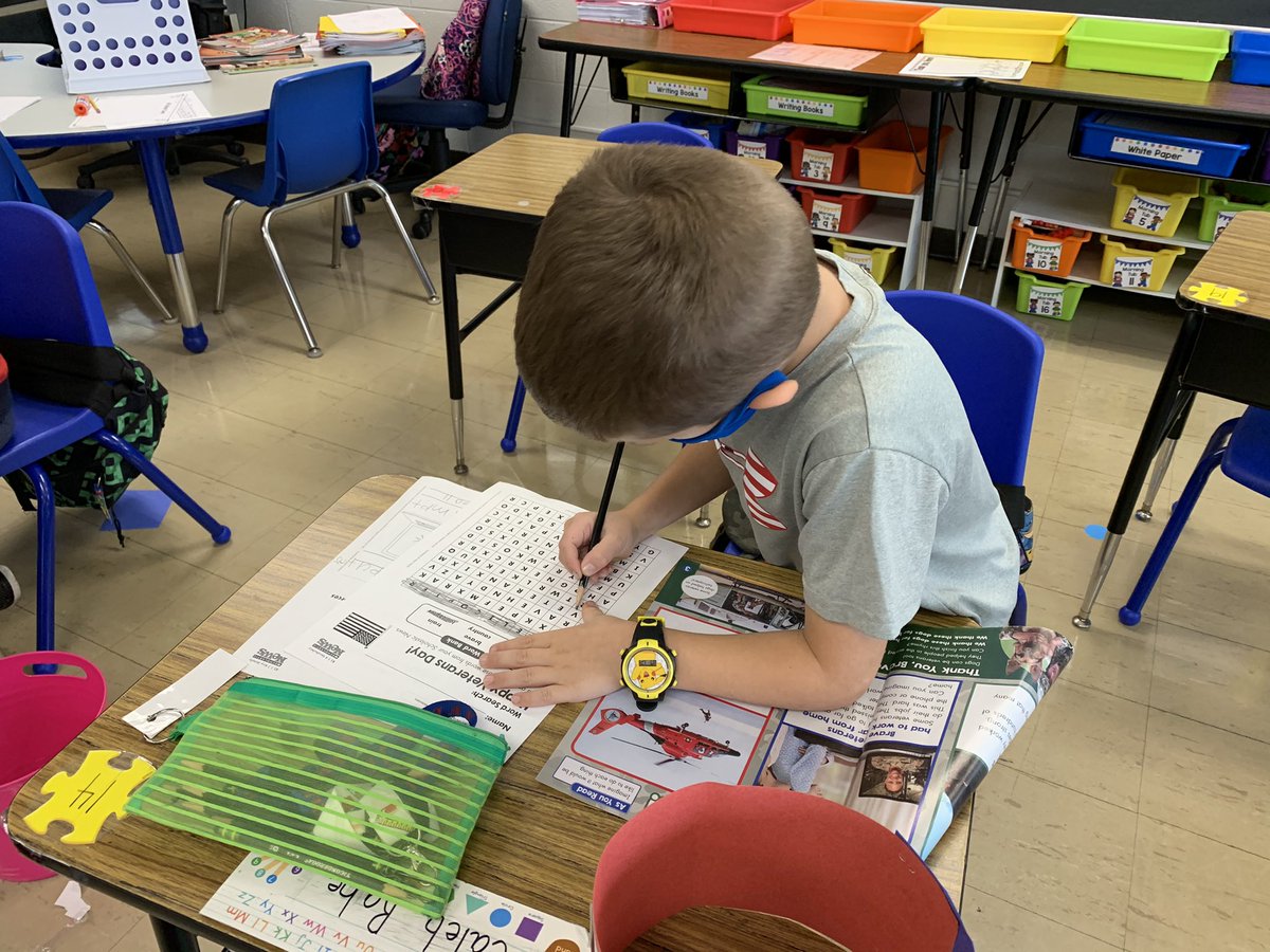 contrattosclass's tweet photo. After our Veterans Day parade, we got right to work on our Veterans Day @Scholastic News. Thank you for helping us learn about this very important and special day. #VeteransDay2020 #Veterans #VeteransDay https://t.co/IjEHfqY1lZ
