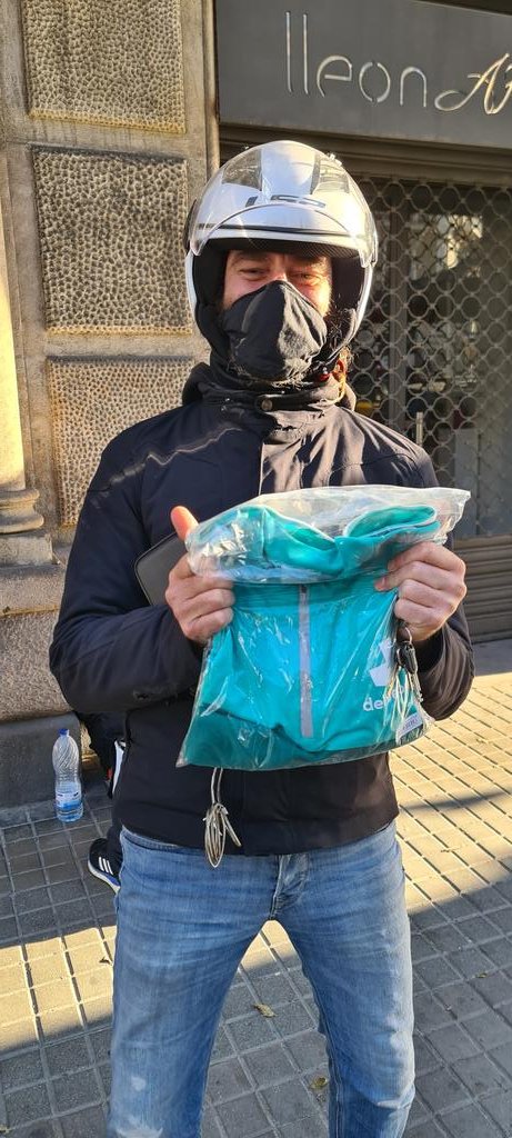 DeRepartidores's tweet photo. @AutonomaRiders @Deliveroo_ES @asoriders Gracias a @AutonomaRiders  por la aportacion de material ropa gratuita para sus compañeros de @DeRepartidores , Enhorabuena Riders Barcelona. https://t.co/NMLp63uxWU