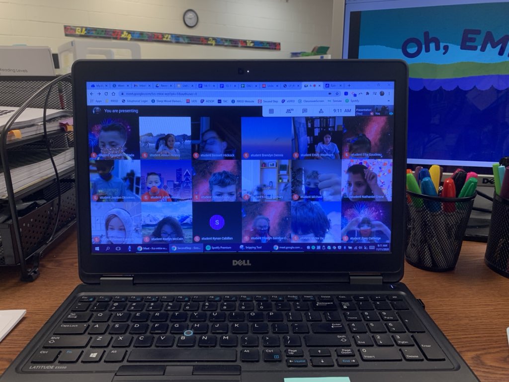 MrsJotten's tweet photo. When ONE student discovers they can change their background.. https://t.co/mXX6NbJDCS