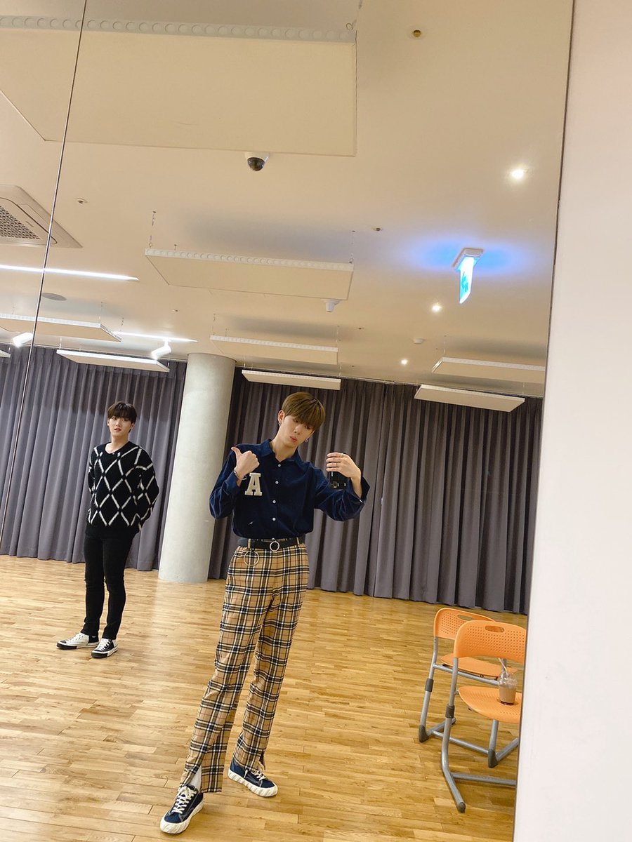MYst_member's tweet photo. [#거누] 맏내 사진찍는데 자꾸 알짱거리는 막형.
#MYst #마이스트 #Keonwoo https://t.co/1CgnJ59BOc