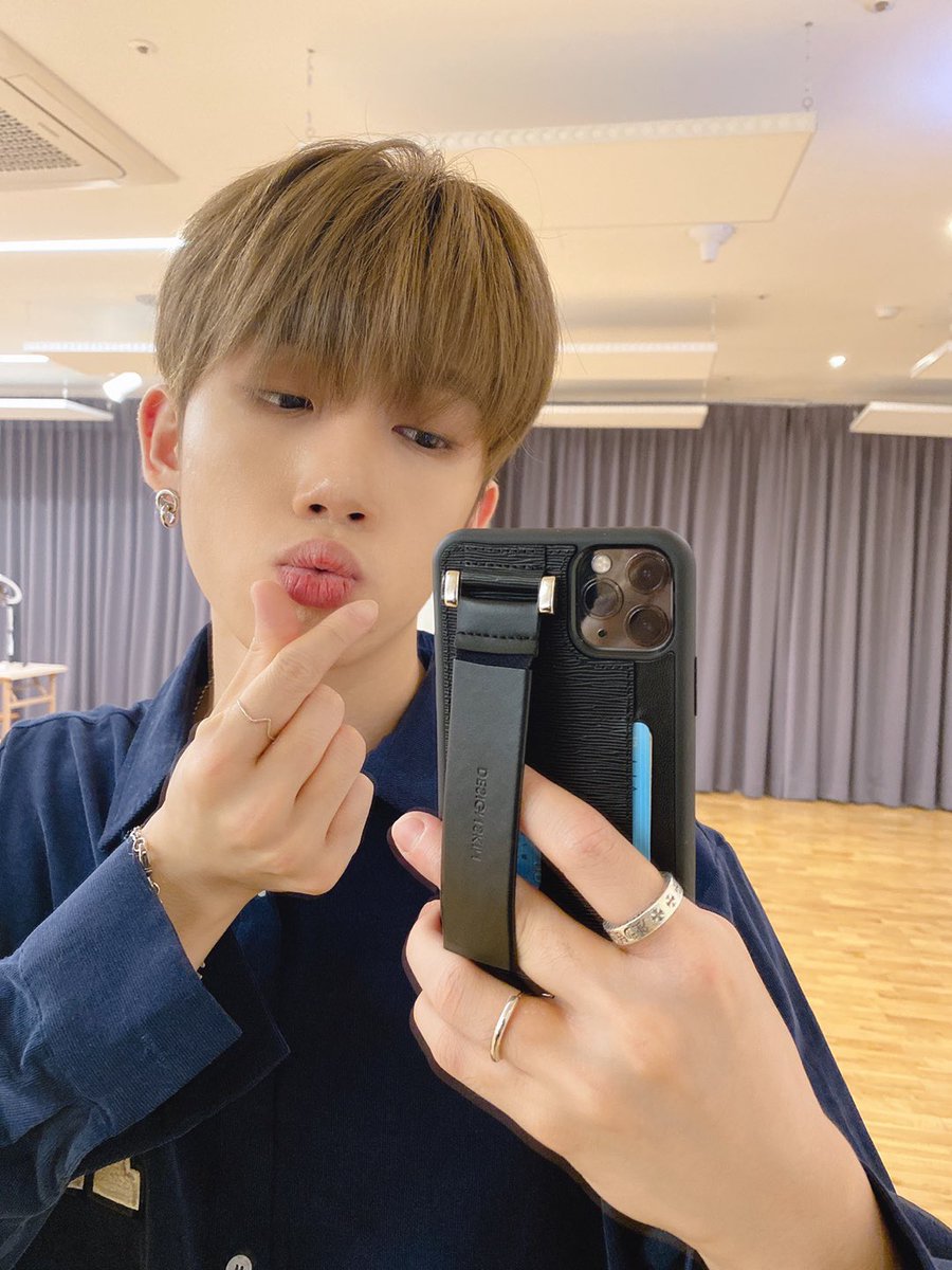 MYst_member's tweet photo. [#거누] 맏내 사진찍는데 자꾸 알짱거리는 막형.
#MYst #마이스트 #Keonwoo https://t.co/1CgnJ59BOc