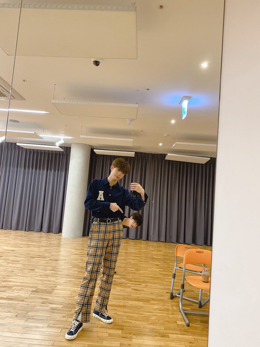MYst_member's tweet photo. [#거누] 맏내 사진찍는데 자꾸 알짱거리는 막형.
#MYst #마이스트 #Keonwoo https://t.co/1CgnJ59BOc
