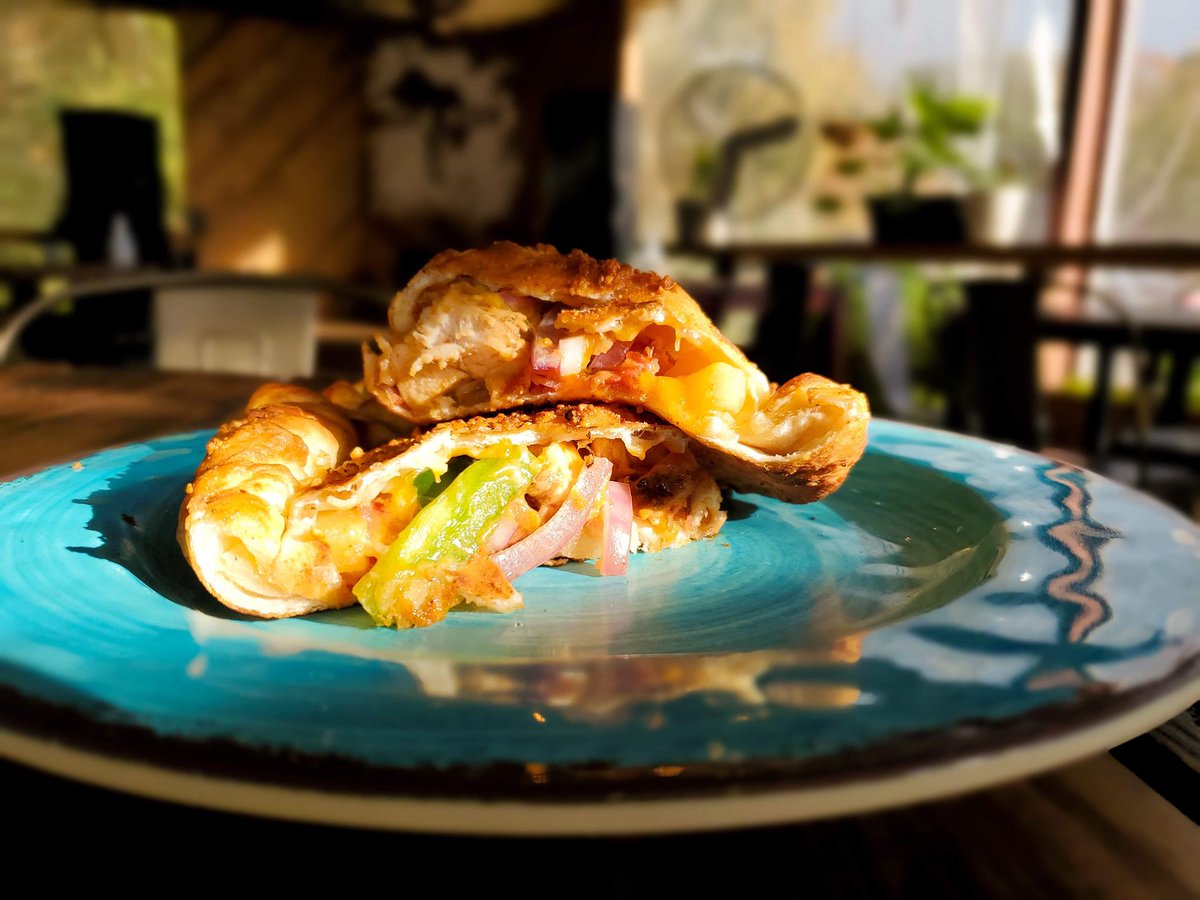 mulekickmag's tweet photo. Well, well, well... Wednesday’s are looking a whole lot better! Bring in a few of your friends, grab a drink and enjoy our Calzone Special of the Week!!! 
Ingredients: Chicken 
Pineapple 
Bell peppers 
Onions
Cheddar 
Sweet chili sauce
Bacon  #comekickit https://t.co/M29SoRrJev