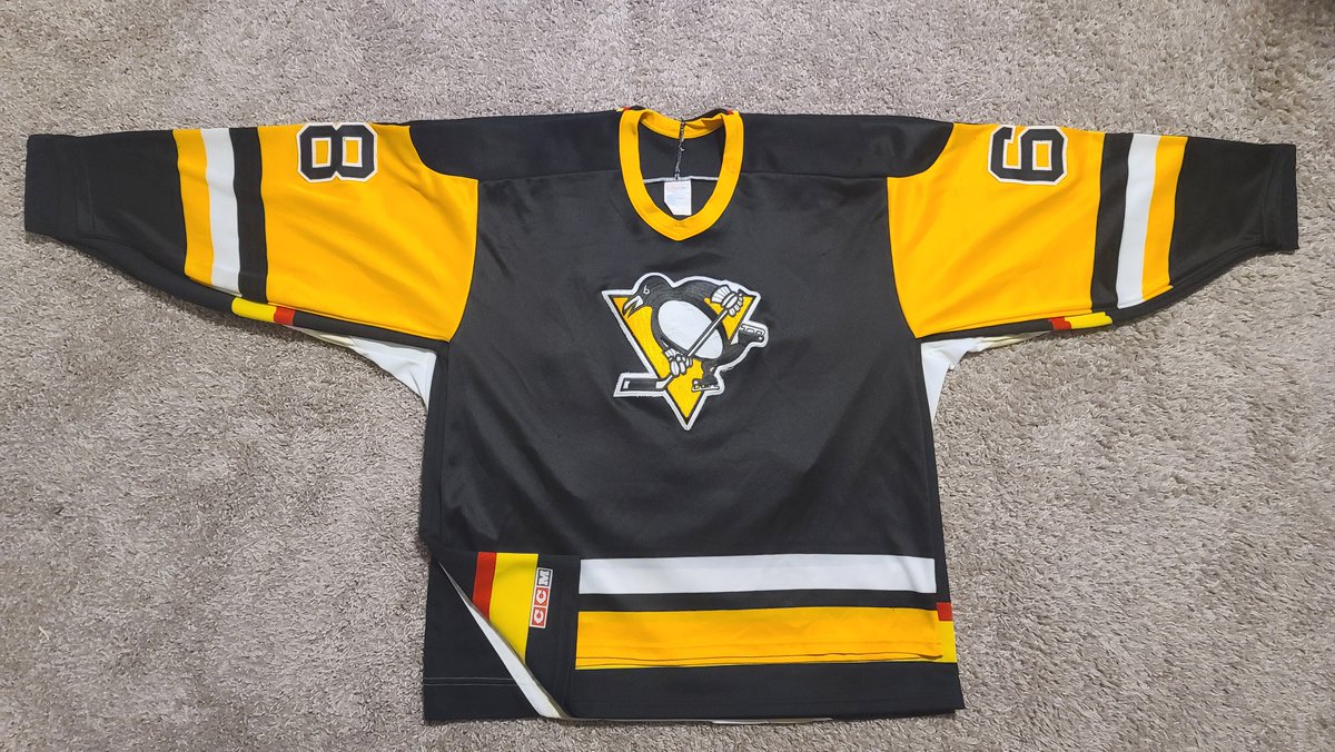 PVJerseys's tweet photo. 🗒️Today's #PVProTip Continued🗒️
Saying it again, older jerseys tend to run smaller/slimmer!
Early 90s Cuts=Slim. 00s=Baggy. Todays=Athletic.
Pic 1: All CCM XLs. Early 90s/Mid 90s/Mid 00s
Pic 2: Early 90s CCM M/Fanatics M/00s CCM M
#PVProTips #HockeyTwitter (2/2) https://t.co/quQJKVxq5B