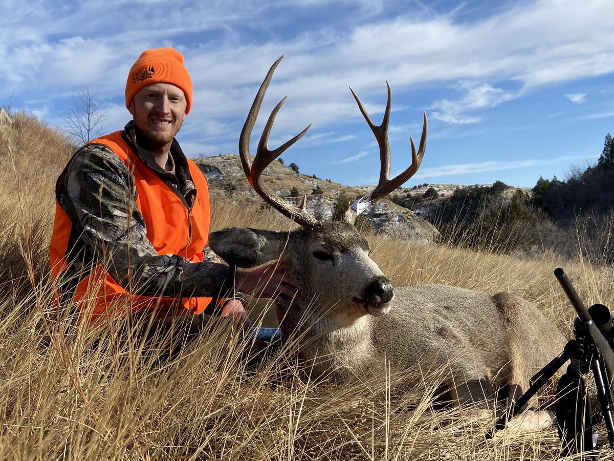 MikeRPaulson's tweet photo. Tough yet rewarding hunt in the Badlands. Forever my favorite place to hunt! https://t.co/b84Kc4nDDr