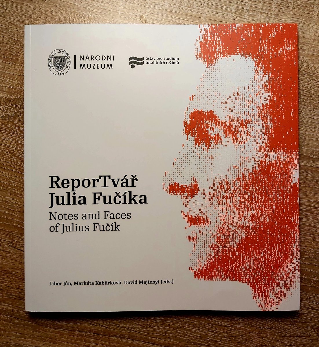 shingle_man's tweet photo. Společný projekt @narodnimuzeum a @ustr_cr završen! Doprovodná publikace k výstavě ReporTvář Julia Fučíka je na světě. A kdyby někoho zajímaly pomníky, tak ty jsou tam také... 🙂 #pomniky #fucik https://t.co/p9X3SzuDGP