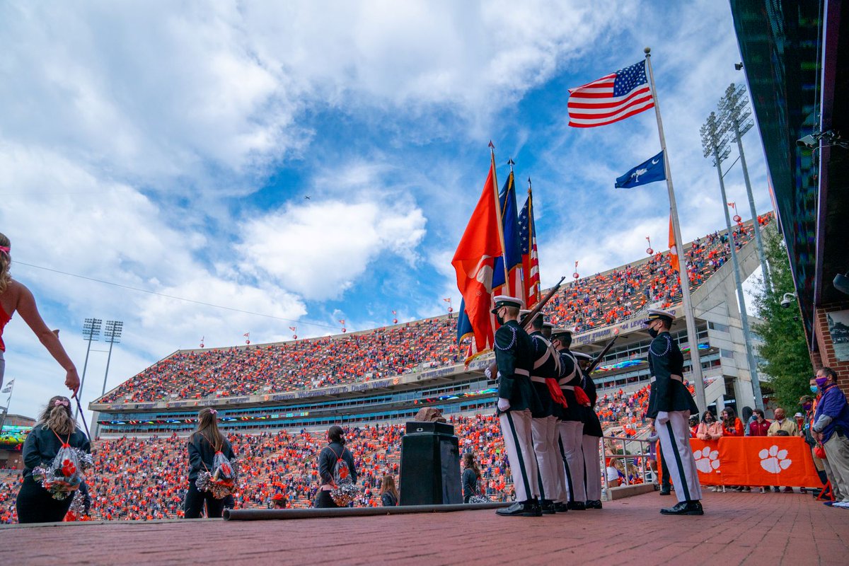 ClemsonTigers's tweet photo. Happy Veterans Day! 🇺🇸 

THANK YOU to all the brave men and women who have served our country and helped protect our freedom! https://t.co/AsKR8h0cEx