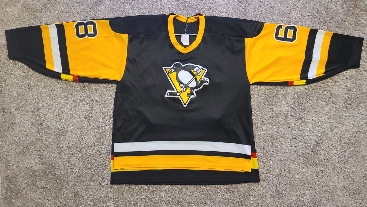 PVJerseys's tweet photo. 🗒️Today's #PVProTip🗒️
When purchasing, keep in mind the era. Older jerseys tend to run smaller.
Different brands are also vastly different!
Pic 1: CCM 90s S over Bauer Y L/XL. Bauer Y fits like CCM M.
Pic 2: Early 90s CCM XL/Mid 90s CCM XL
#PVProTips #HockeyTwitter (1/2) https://t.co/KMKfKZZsLm