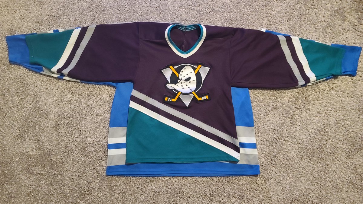 PVJerseys's tweet photo. 🗒️Today's #PVProTip🗒️
When purchasing, keep in mind the era. Older jerseys tend to run smaller.
Different brands are also vastly different!
Pic 1: CCM 90s S over Bauer Y L/XL. Bauer Y fits like CCM M.
Pic 2: Early 90s CCM XL/Mid 90s CCM XL
#PVProTips #HockeyTwitter (1/2) https://t.co/KMKfKZZsLm