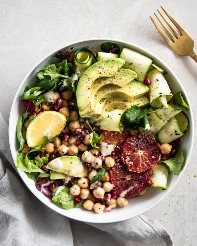 Avocado Citrus Chickpea Salad. ❤️🍊🍃 Blood oranges...they are delicious, juicy, and taste great in salads, breakfasts, smoothies, bowls, and desserts - anything. I love the crimson color and the vibrancy they add to any dish. And the best part, they are in season right n