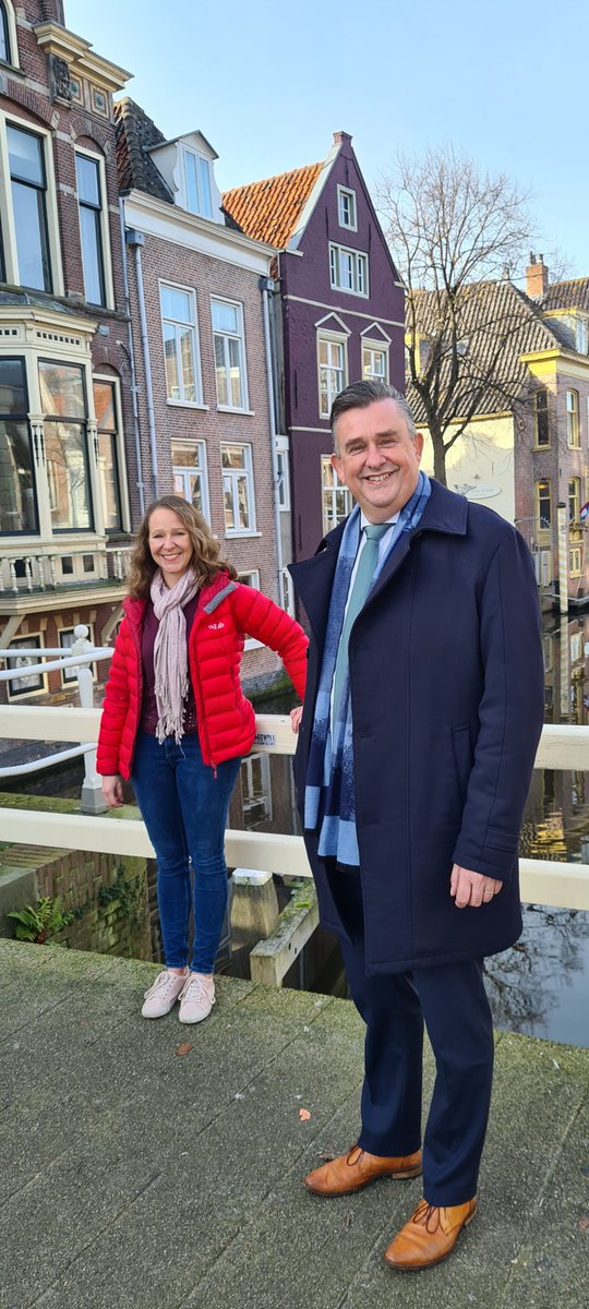 Burgemeester Roemer ging vandaag op stap om Alkmaar nog beter te leren kennen. Hij maakte een erfgoedwandeling door de binnenstad. 'Als je een stad echt wilt snappen, moet je de geschiedenis kennen."