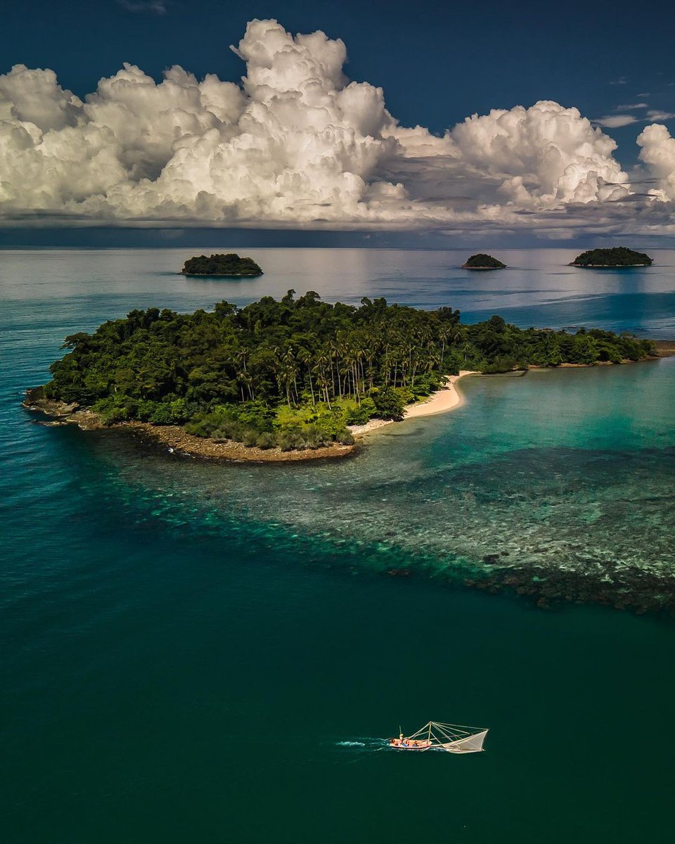 While azure cloudless skies are appealing, storm clouds can be equally impressive. This is Koh Chang one of the largest islands in the Gulf of Thailand. Let us know with a comment in which far flung destinations you've witnessed dramatic skies. 
📸  @florisgone
#amazingthailand