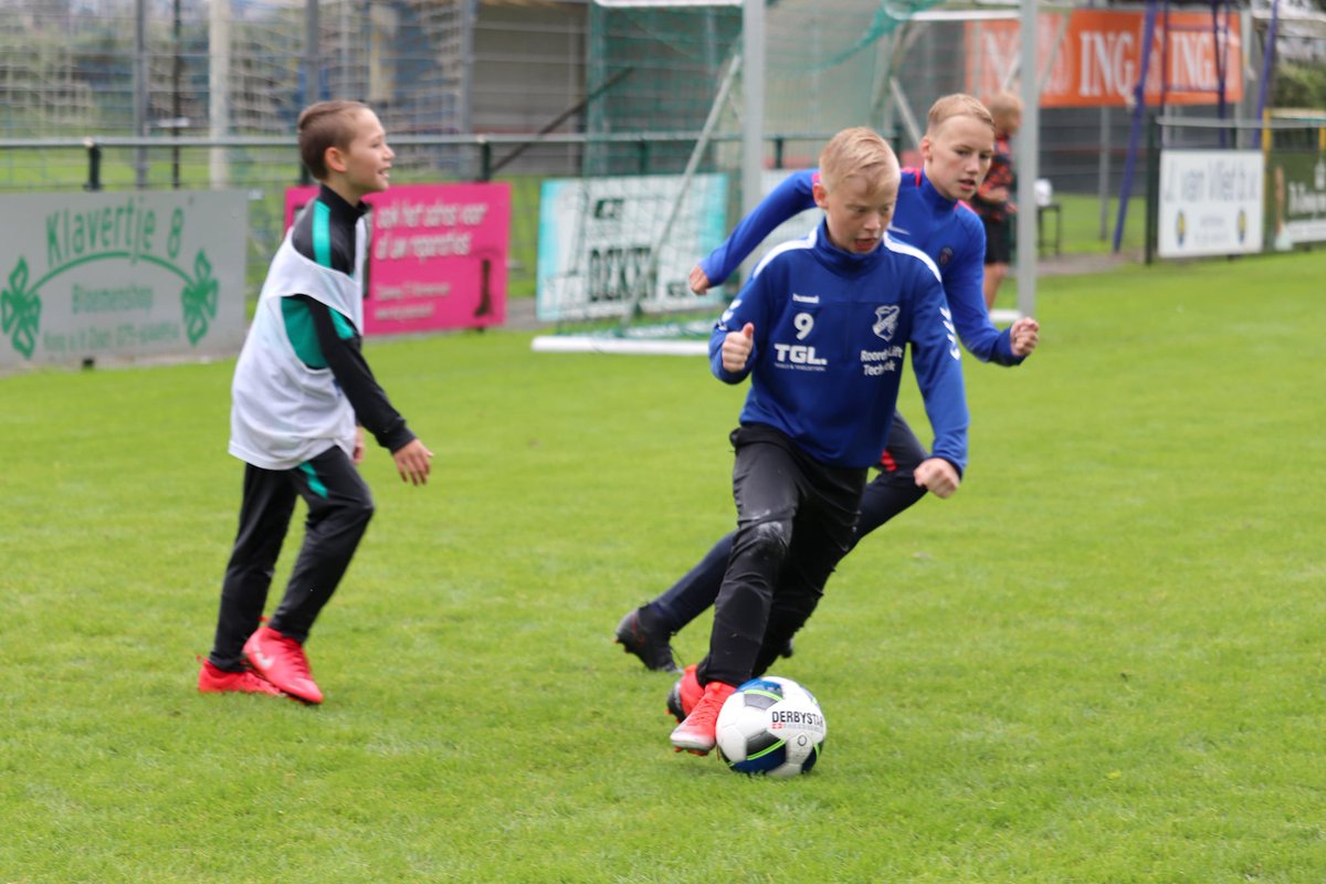 De jeugdtrainers van <a href="/Rijnmond_HS/">Rijnmond Hoogvliet Sport</a> 
 krijgen vandaag ondersteuning en begeleiding in het kader van het RODE DRAADLEERPLAN bij het maandthema: Doorkomen via de zijkanten o.l.v jeugdvoetbalopleiding.nl
#ZoekDeVrijeRuimte #Openen #BuitenomVragen #Visie