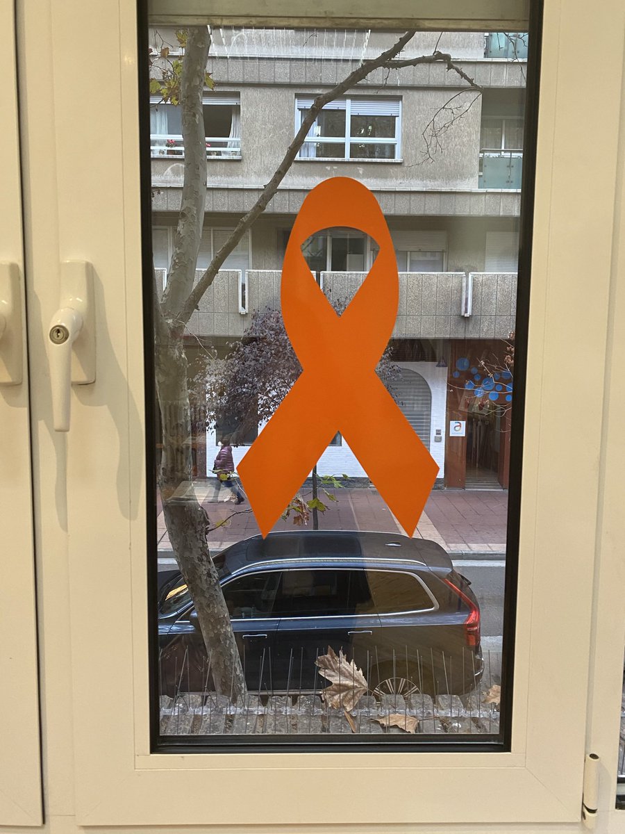 ciamariaz's tweet photo. Vamos a llenar nuestro colegio de lazos naranjas porque si no oye la sra. @CelaaIsabel nuestras protestas, nos tendrá que ver. #StopLeyCelaa #MasPlurares https://t.co/TeZDKGYZBP