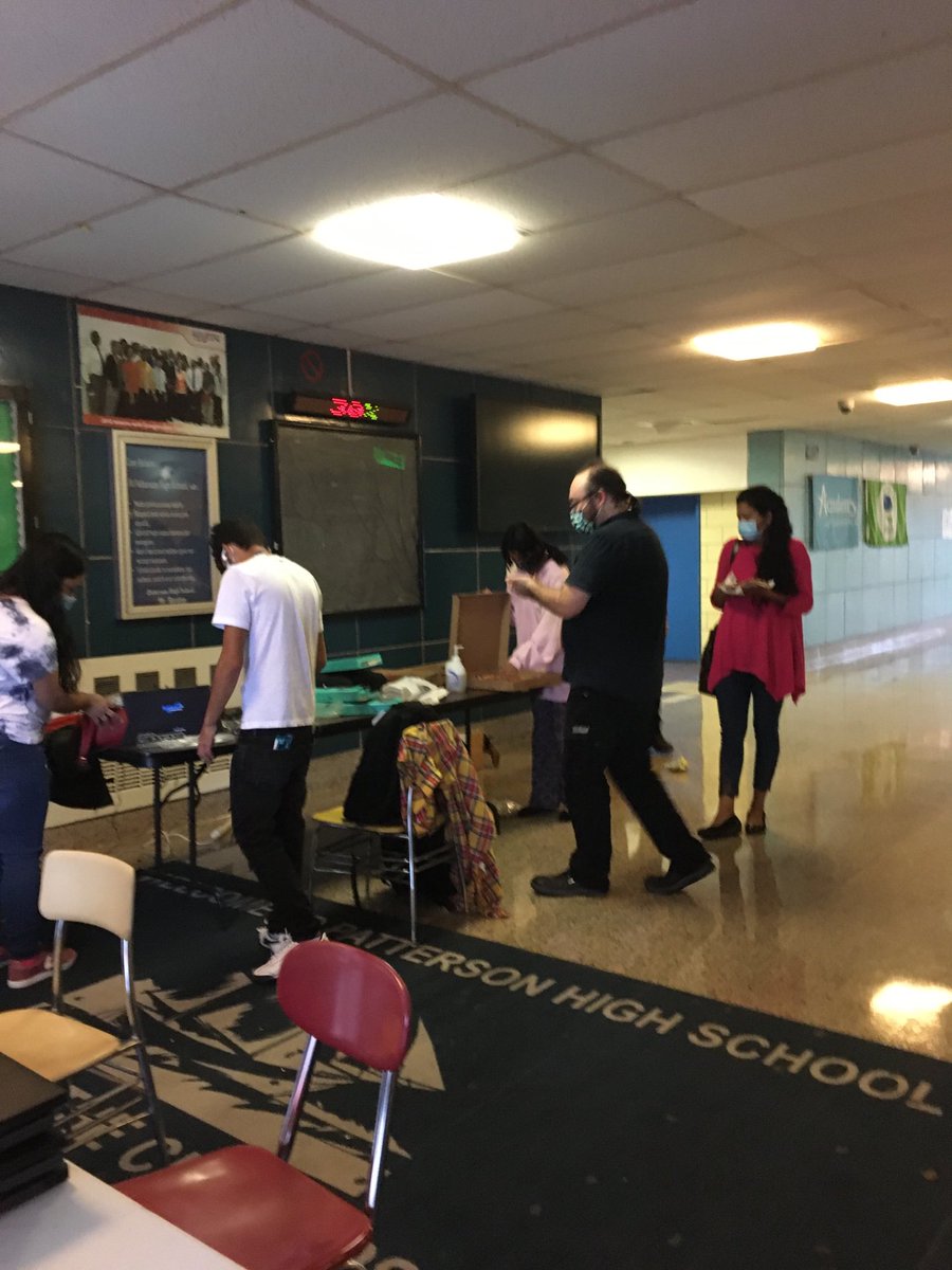 PHSClippers500's tweet photo. 💻#CTE quick ⁦@phsaoe⁩ distribution of 💻 #PattersonPride ⁦@BaltCitySchools⁩ https://t.co/GkjtLVFe53