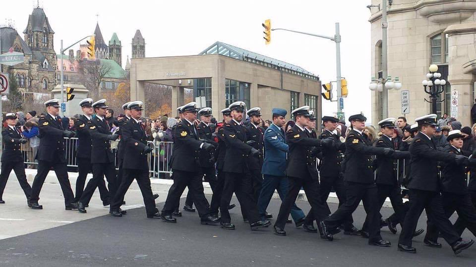 HMCS_NCSM_CAR's tweet photo. Chaque année les membres du #NCSMCARLETON défilent fiÚrement avec des unités de partout à Ottawa au Monument commémoratif de guerre du Canada le 11 nov. Cette année le jour du Souvenir sera différent. Il n'y aura plus de grands rassemblements, ni de cérémonies comme par le passé. https://t.co/IJNsYq5Ze4