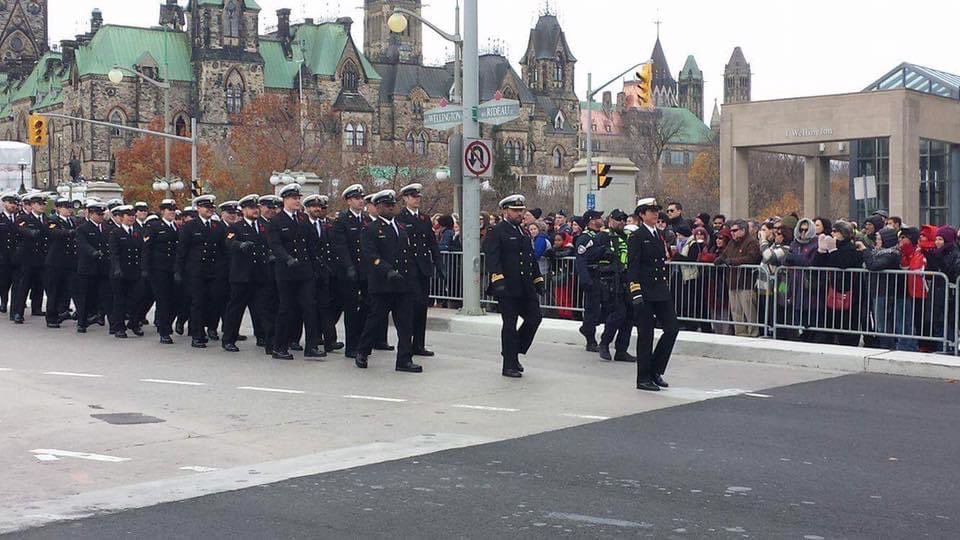 HMCS_NCSM_CAR's tweet photo. Chaque année les membres du #NCSMCARLETON défilent fiÚrement avec des unités de partout à Ottawa au Monument commémoratif de guerre du Canada le 11 nov. Cette année le jour du Souvenir sera différent. Il n'y aura plus de grands rassemblements, ni de cérémonies comme par le passé. https://t.co/IJNsYq5Ze4