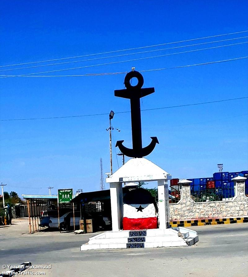  #BerberaPort  #Somaliland  #CoonFiles  #Fraud In this episode of the Coon Files we will be analyzing the coon port of Berbera, and how they used government money to buy equipment but not register the "fleet" in their own country. To avoid accountability from Somali landers/taxes etc