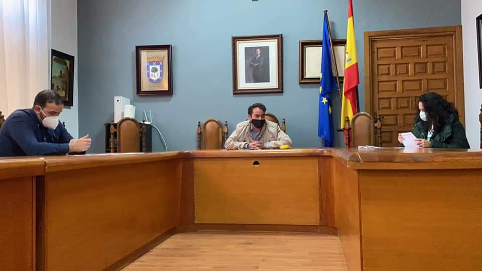 El sector de la hostelería se concentra en Moral. Se ha reunido con la Corporación en busca de soluciones ante las restricciones nivel 3 que limitan su actividad a pesar de la mejoría en los datos de contagios Covid.
Se acuerda solicitar una con el Delegado Provincial de Sanidad