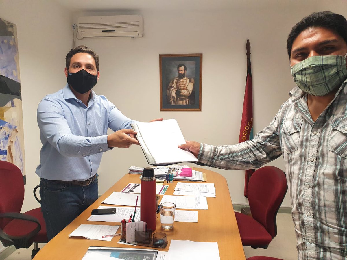 MarioSiares's tweet photo. Iniciando los trámites para llevar adelante una nueva edición de la FERIA DE LA COMIDA REGIONAL. muchas gracias @Nicokripper por tu apoyo y predisposición.🇦🇷 https://t.co/4M7ed5Ezeb