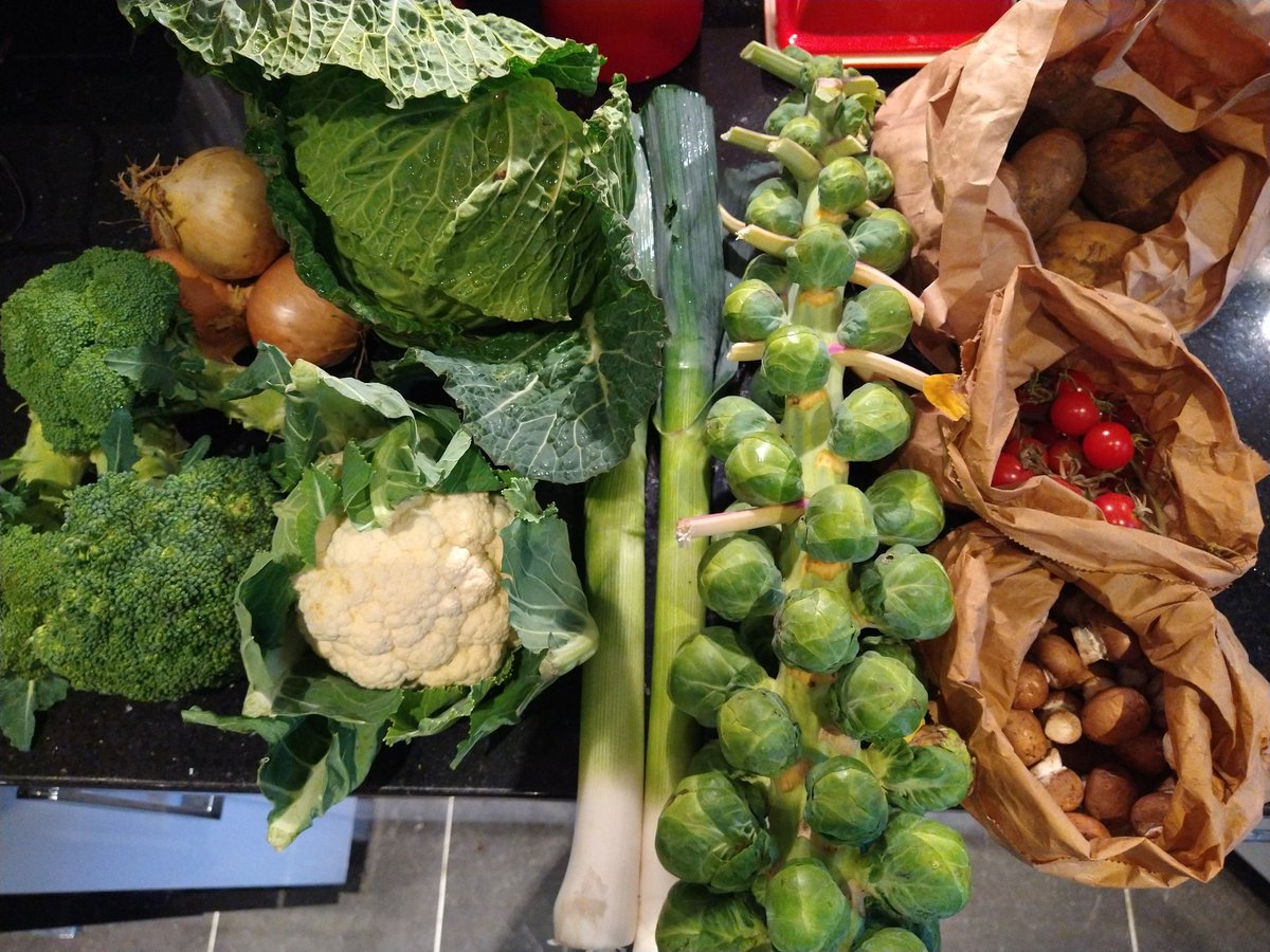jon_deakin's tweet image. Always exciting to see what's in the veg box delivery. Thank you @Groobarbs wild farm. #Cooking #homecooking #homemade #Veg