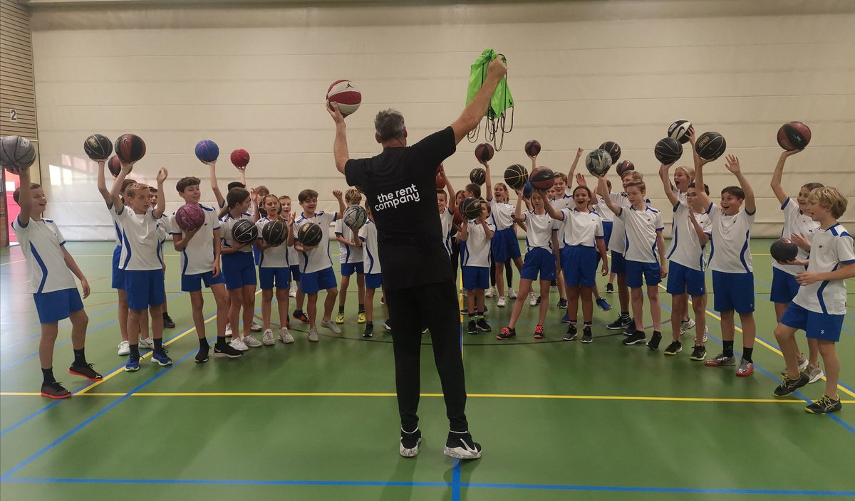PestMijMaar's tweet photo. Vndg stond onze @Henksports in Sittard bij het Trevianum. Vele kids lieten weten heel graag nr een @HeroesDenBosch game te willen dus.. WE GOT TICKETS! Thx @RentCompany en @HeroesDenBosch https://t.co/DVRSxekx3g