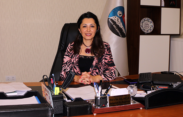 yeniyasamgazete's tweet photo. Şevin Alaca’nın Covid-19 testi pozitif 

Yerine kayyum atanan tutuklu seçilmiş Kars Belediyesi Eşbaşkanı Şevin Alaca’nın koronavirüs (Covid-19) testi pozitif çıktı

https://t.co/K0wCGwOM6d https://t.co/HQoKkOOLU6