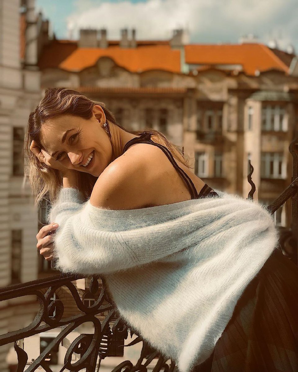 50ShadesBughead's tweet photo. Ой, 4 одинаковые фотки скинула
#академияамбрелла #сметанатв
#гришечкина https://t.co/ZwQPeGVpwS