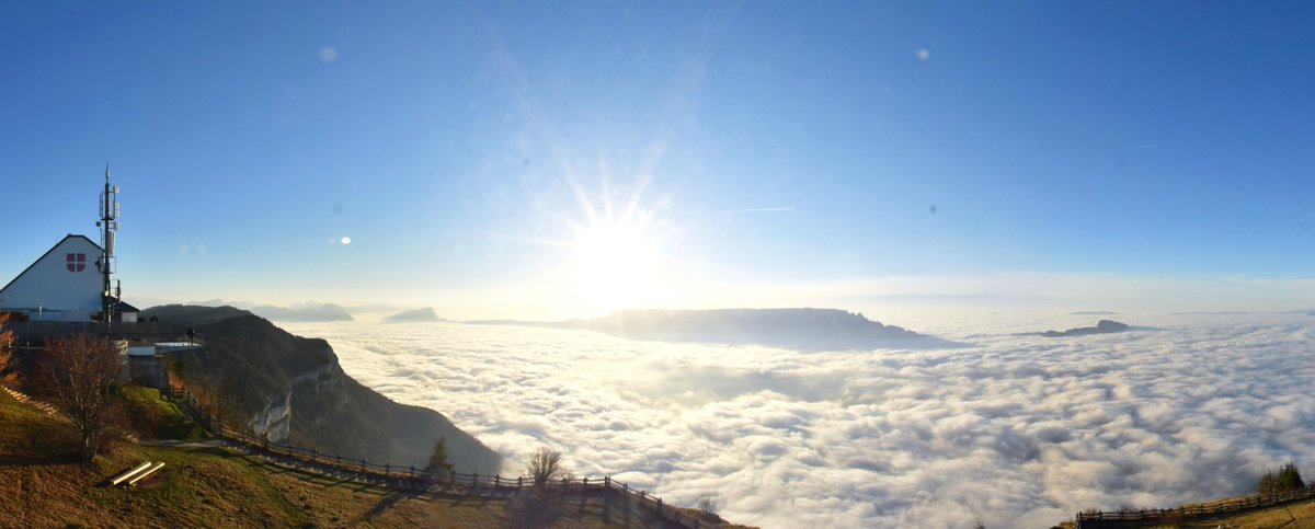 Meteovilles's tweet photo. ⛅ Soleil couchant et mer de nuages depuis le belvédère du Revard à 10 km au nord-est de #Chambéry en Savoie. (webcam @skaping) https://t.co/GQGlOcrTeR