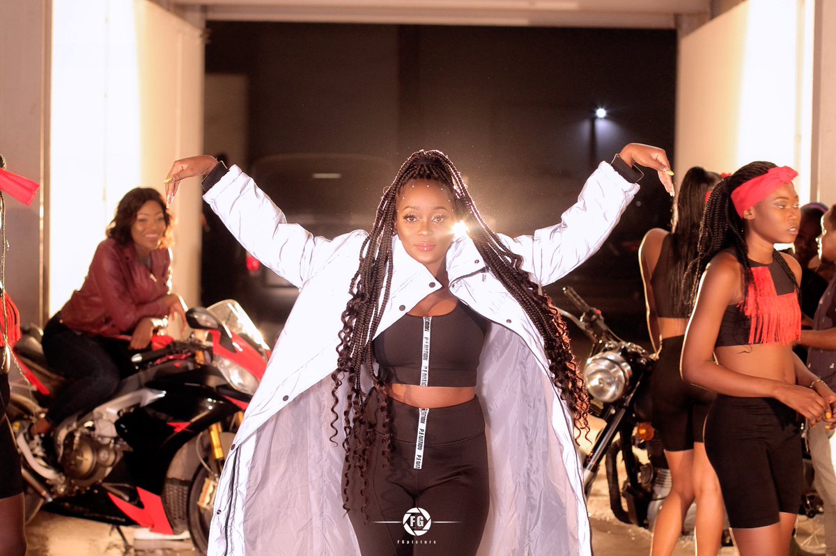 sarah_kalume's tweet photo. Salut la Queenie Gang family!
Posa Kobimisa signifie "faire renaître". J'ai souhaité rendre hommage à nos Pères de la musique congolaise, notamment Papa Wemba, Lutumba Simaro ou encore Franco Luambo car ils m'inspirent beaucoup.Pour revoir le clip, cliquez sur le lien dans ma bio https://t.co/KrvsfklHp8
