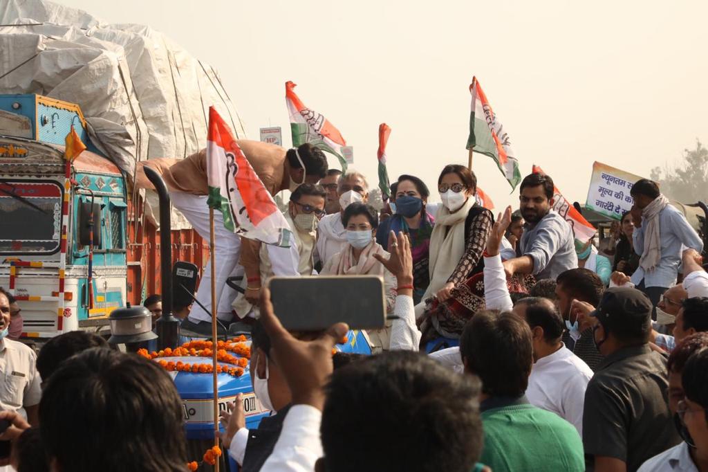officekiran's tweet photo. पानीपत में @INCHaryana के प्रभारी @VivekBansal72 जी एवं प्रदेशाध्यक्षा @kumari_selja जी की उपस्थिति में कार्यकर्ताओं के साथ किसान हित में ट्रैक्टर रैली के रूप में क्रांतिकारी कदम।
@INCIndia किसान मज़दूर की लड़ाई आख़री दम तक लड़ती रहेगी। https://t.co/86oYdOcaIl