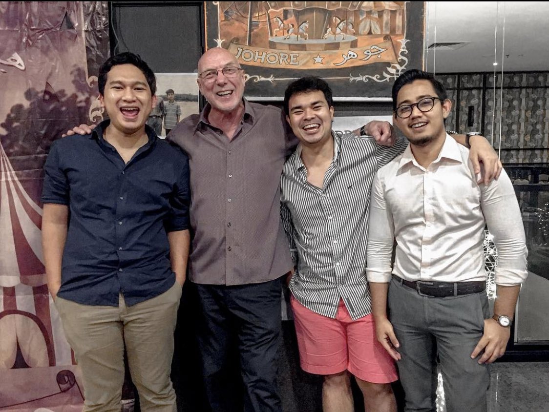 Dalam dekat stahun mcm tu. Aku dpt offer freelance account. Dorang offer 2k/week. Aku bersyukur sangat sebab dgn satu kerja aku boleh dapat more than buat 2 kerja. Kedai shisha terpaksa tutup sbb tak ada org nak jaga.