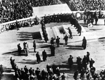 1/ #VeteransDay, 1921: As President Harding watches, an unknown service member from World War I is interred in the new Tomb of the Unknowns