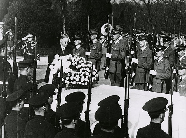 2/ #VeteransDay, 1929: The Great Depression had just begun as President Hoover paid his respects at Arlington
