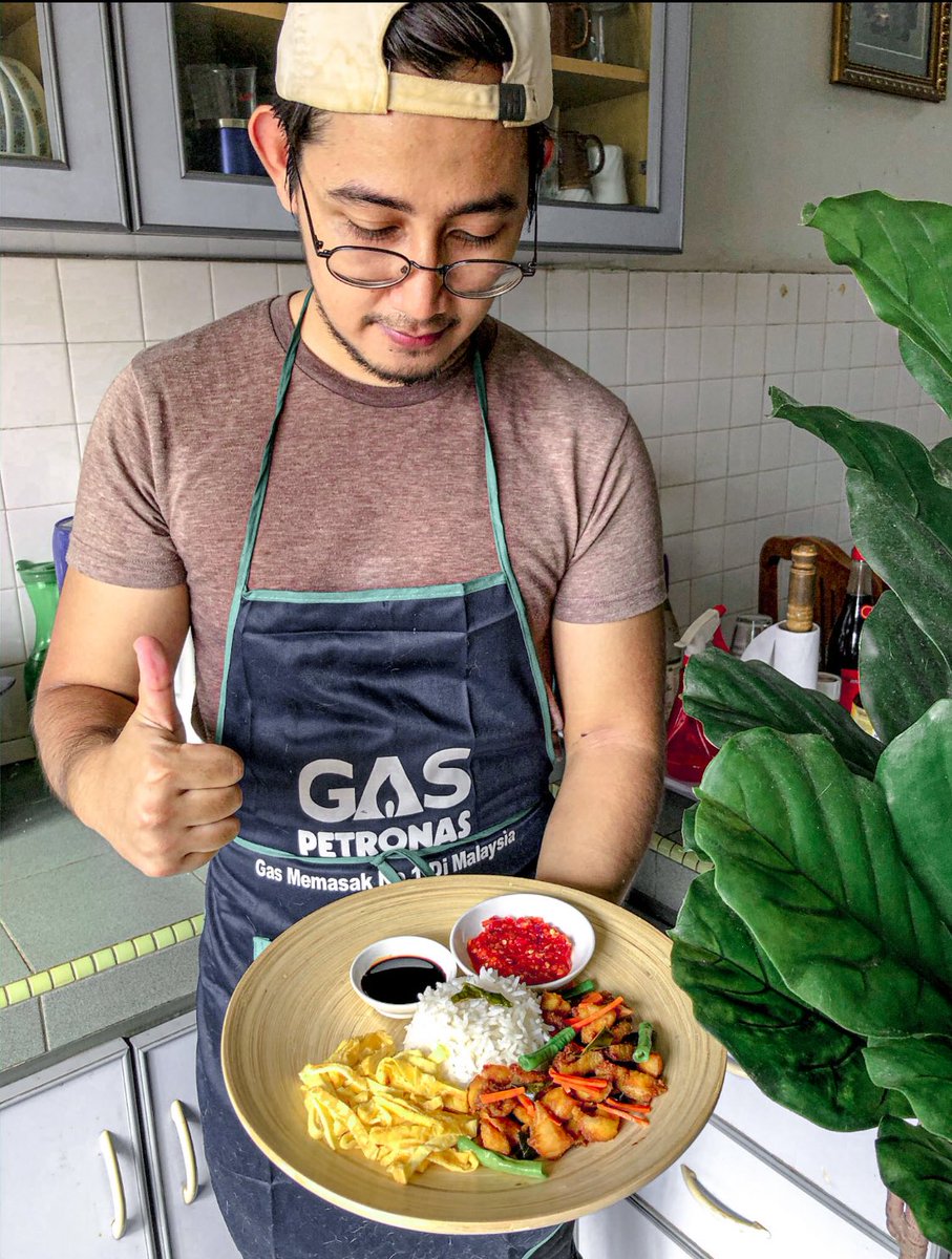 Almost 1yr+ no project. Aku ambil keputusan utk kerja di singapore. Kerja restaurant. Sempat kerja 2weeks je. Sg pulak circuit breaker. Aku balik jb semula. Tinggal sbulan lebih lagi nak kawin masa ni. Aku Start niaga balik slow slow. Sminggu 400. Jual makanan delivery.