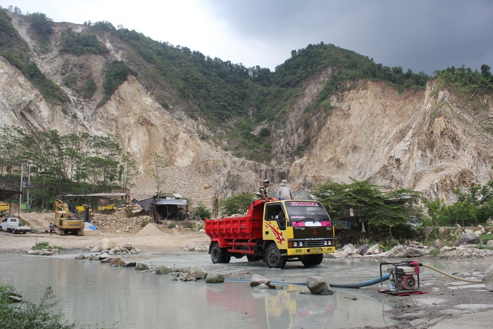 Ayang_Utriza's tweet photo. Keadaan alam NKRI terus hancur akibat keserakahan kapitalisme global

Gunung Kuda di Cirebon yg indah yg menjadi sumber air &amp; LH bg masyarakat sekitar hancur akibat penambangan tiada henti mengeruk kekayaan alam di dalamnya.

Sampai kapan Pemda Cirebon &amp; Pemprov Jabar berdiam? 😭 https://t.co/14MH38SH3j