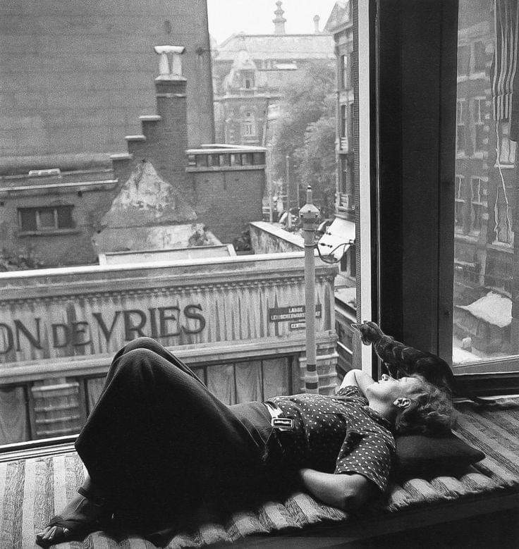 Thread of women photographers that I like and their work:1) Eva Besnyö (1910-2002).