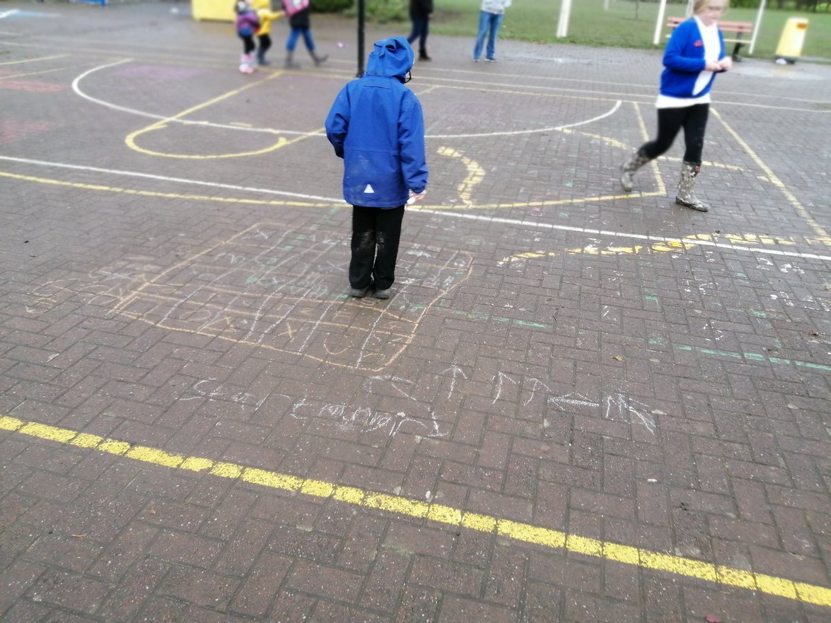 MissHedges_'s tweet image. P4 used chalk to create a map on the ground and then created an algorithm for their partner to follow and find a certain icon. The pupils used their knowledge of algorithms, debugging, collaborating and persevering. #VPStech #UnpluggedComputing