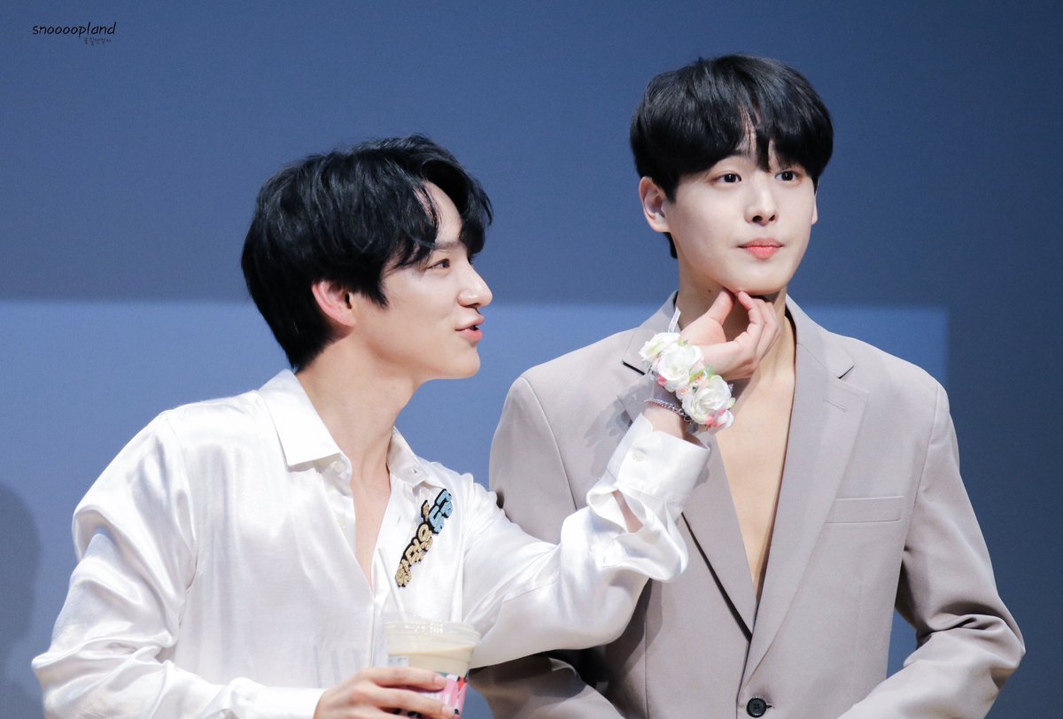 hourlyvchan's tweet photo. happy byungchan day !!! 🦖🐣💙💛 
w/ @hourlybyungchan https://t.co/FZUVQOmVN6