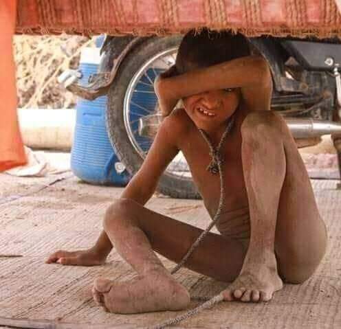 درگاهن تي وڏي قيمت واري چادر چاڙھڻڻ وارا ٿورو پنهنجي پاڙي ۾ خيال ڪر ۔  سيء ۾ ڪنهن زنداه انسان کي به چادر گهرجي