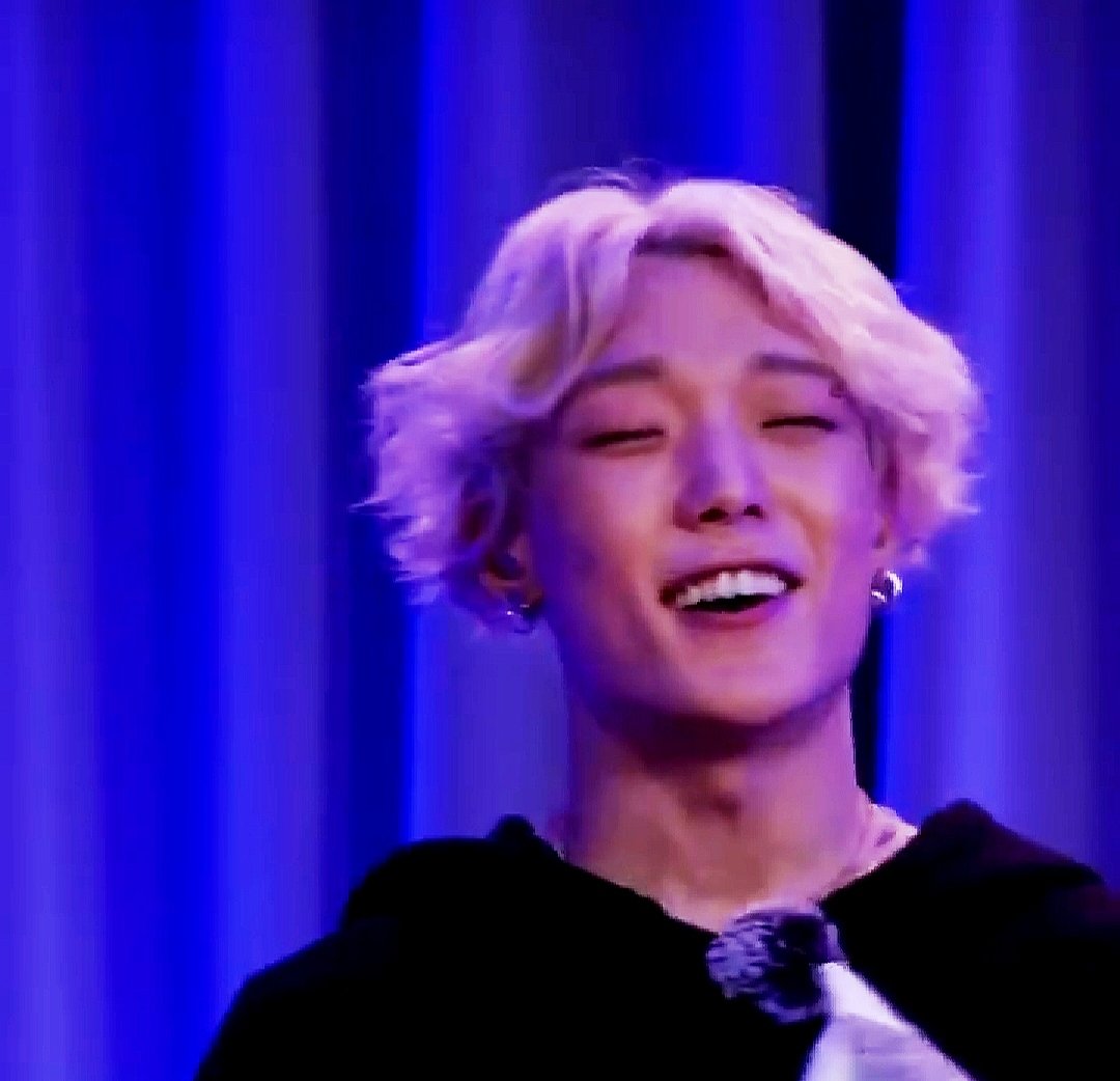choi_aera_'s tweet photo. Fyi this is a sad song.From 'two tangled people' to 'im gonna leave you'.he was smiling happily through out the song because its his favourite song. As long as you happy kimbob.Gdnight and thank you for using the pillow as your mic. cutie 😂
#BOBBY #바비 #バビ #notelsa #princess https://t.co/hD3jdQxZlR