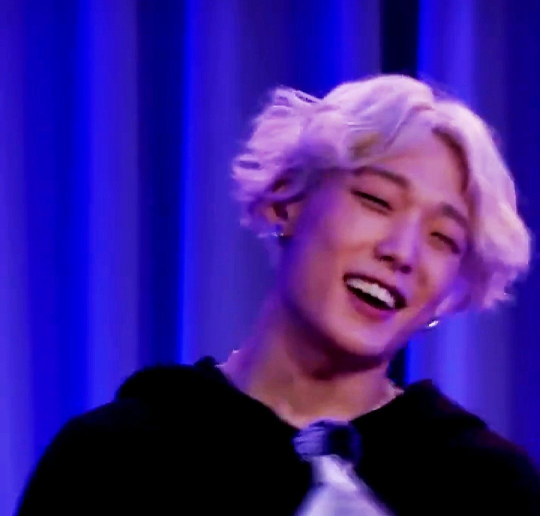 choi_aera_'s tweet photo. Fyi this is a sad song.From 'two tangled people' to 'im gonna leave you'.he was smiling happily through out the song because its his favourite song. As long as you happy kimbob.Gdnight and thank you for using the pillow as your mic. cutie 😂
#BOBBY #바비 #バビ #notelsa #princess https://t.co/hD3jdQxZlR