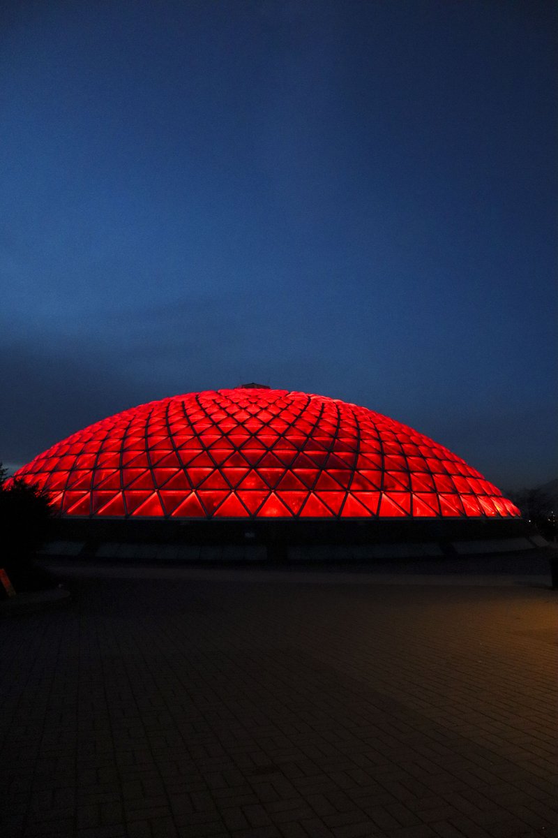 Bloedel Conservatory will light up red tonight to honour Canada's veterans this #RemembranceDay. 

A <a href="/CityofVancouver/">City of Vancouver</a> ceremony will be livestreamed on Facebook beginning at 10:30 am #RememberInPlace  ow.ly/PTnT50CgNIR