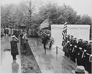 4/ #VeteransDay, 1947: Sandwiched between World War II and the Korean War, America had a brief period of peace in the late '40s - and President Truman paid his respects at Arlington