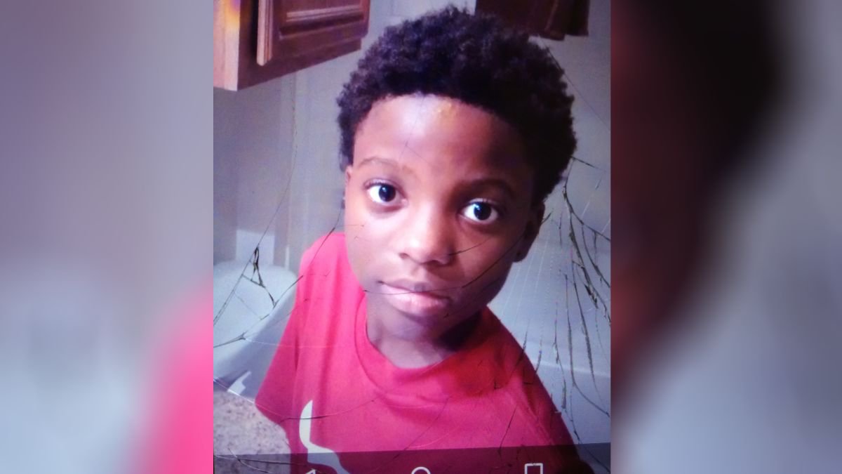 TheRoot's tweet photo. When Quawan Charles disappeared from his home, police did not search for him or issue an Amber Alert.

When they found his mutilated body, they said he “drowned.” 

Quawan's family is searching for answers: https://t.co/kYbJgILcUQ https://t.co/R0Een17NfR