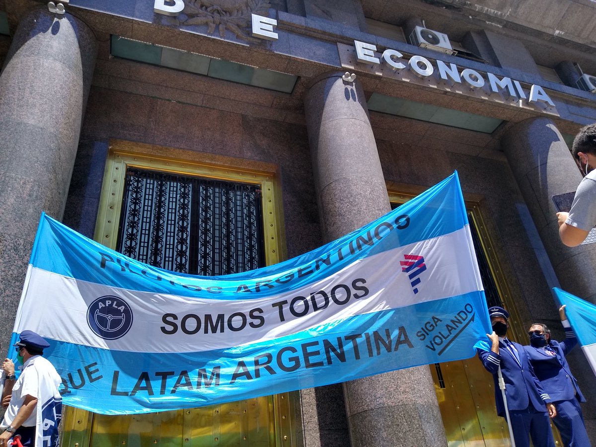 Masiva caravana de trabajadores aeronáuticos. Por salario, los convenios , contra los despidos y por los puestos de trabajo.