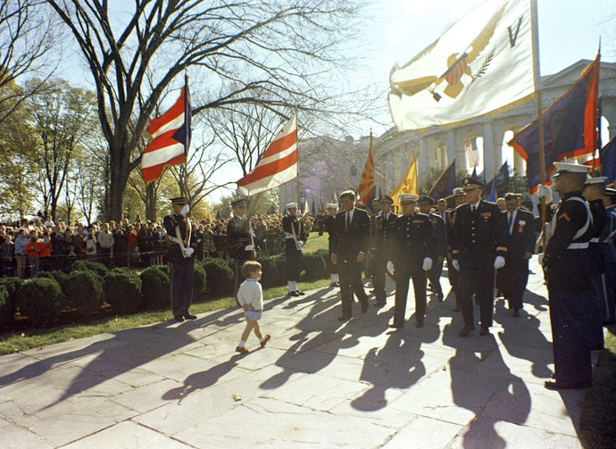 5/ #VeteransDay, 1963: President Kennedy took John Jr. to Arlington for Veterans Day ceremonies. Little did anyone know that two weeks later, to the day, the president would himself be laid to rest nearby